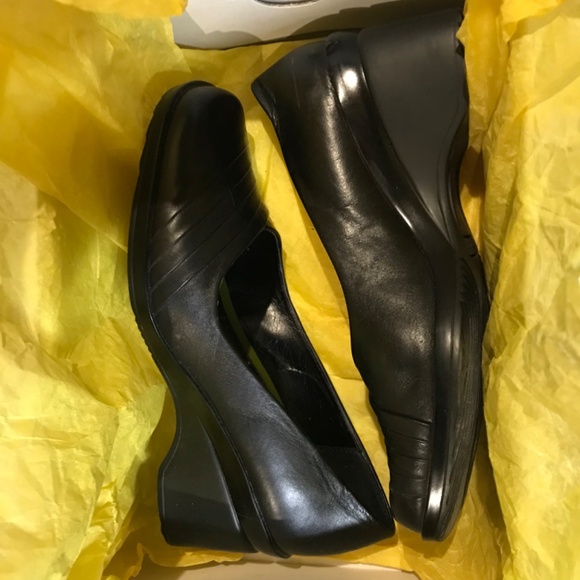 Feet First Theolinda Slip On Closed Toe Heeled Shoes Women’s Size 6 Black - Picture 3 of 4